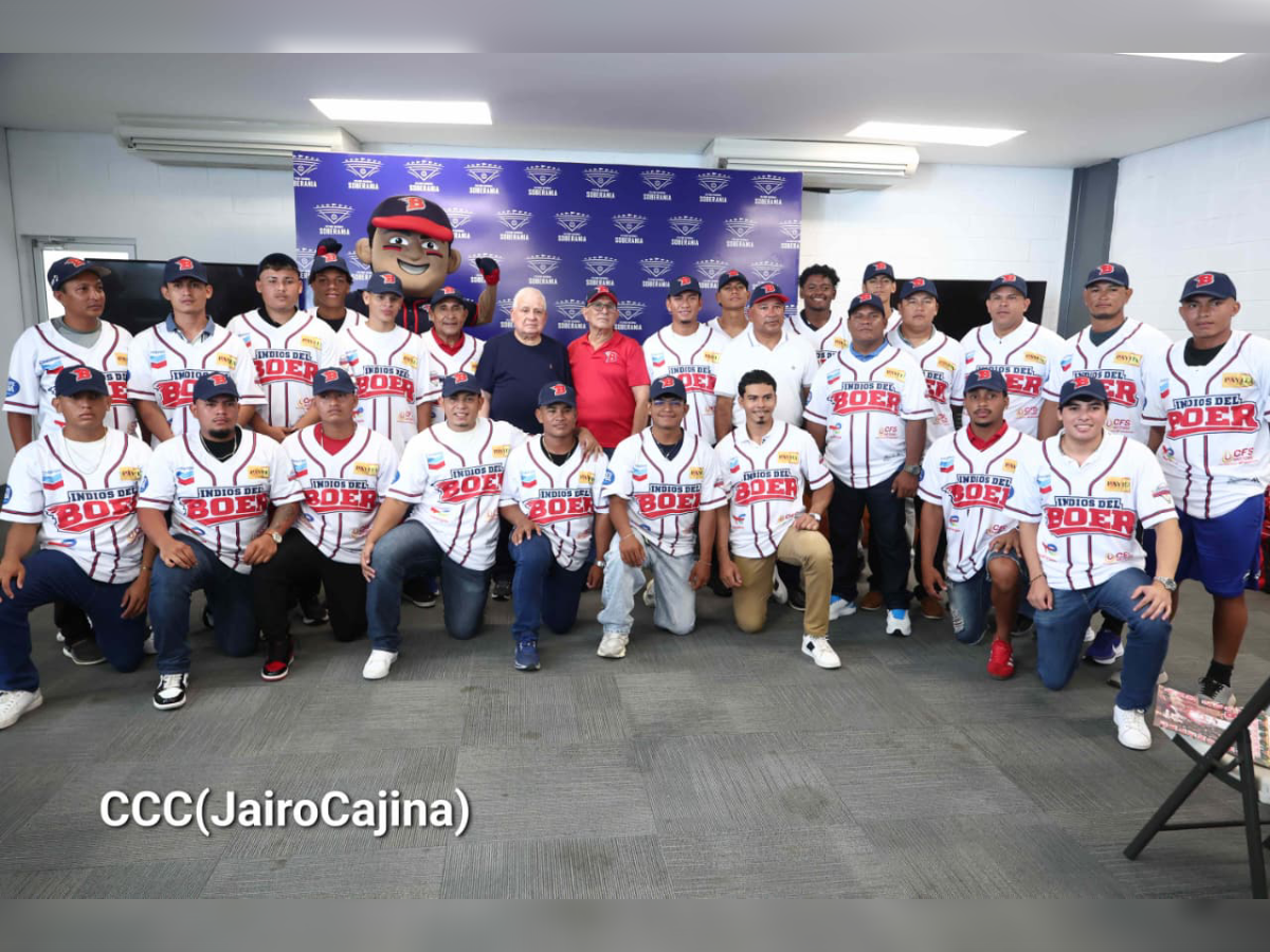 Bóer recibe uniformes y reafirma compromiso de repetir la corona