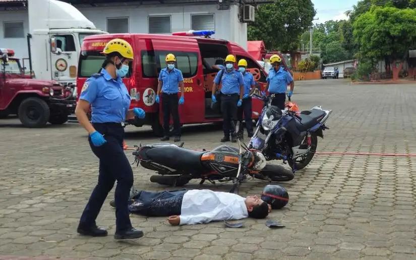 Bomberos realizan demostración de protocolos prehospitalarios para motorizados accidentados