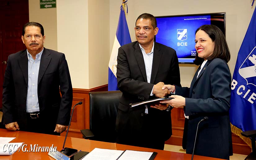 BCIE y Nicaragua firman convenio para carreteras, entre estas la Costanera