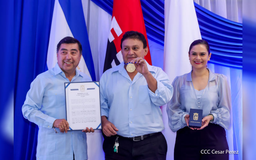 Entregan la Orden Alexis Argüello al destacado tenismesista Oscar Molina