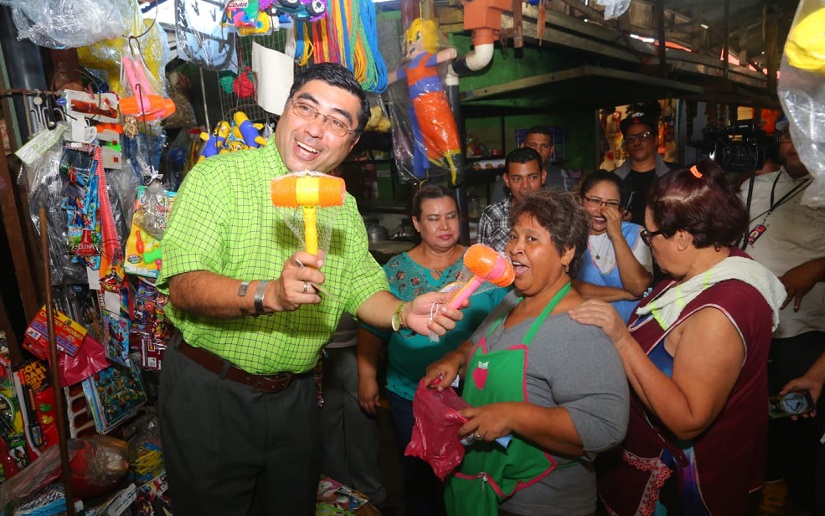 Comerciantes del Mercado Candelaria de Managua preparados para temporada navideña