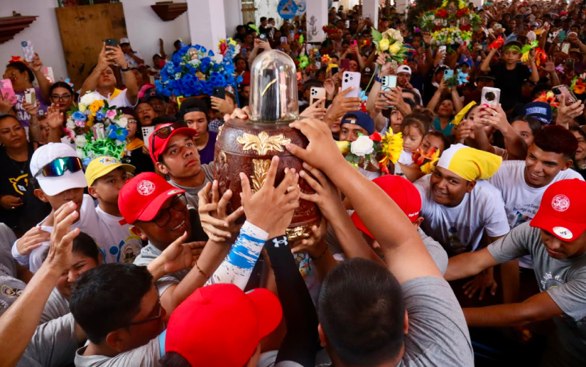 Realizan tradicional subida de la imagen de Santo Domingo de Guzmán