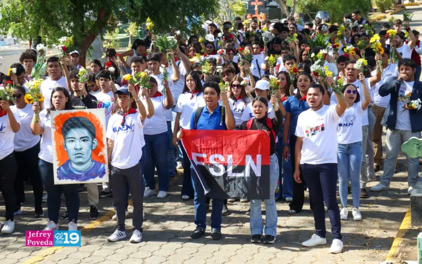 Jóvenes rinden homenaje al héroe universitario Roberto González