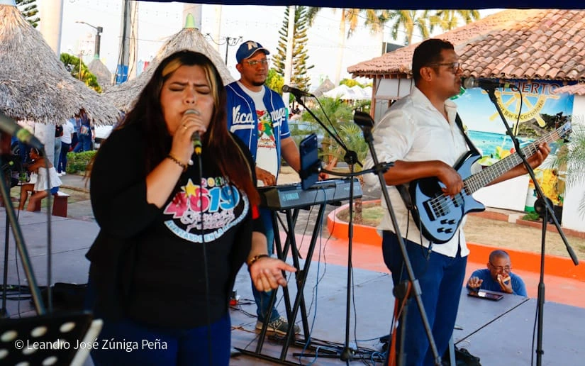 Celebran la Paz con alegre concierto en el Puerto Salvador Allende