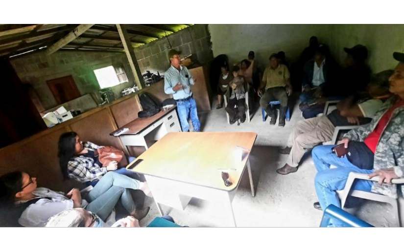 Mesa de reunion abordando temas de cambio climaticos