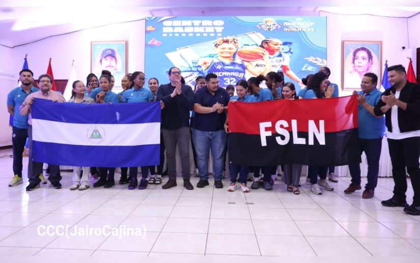 Autoridades abanderan a la Selección Nacional de Baloncesto Femenino