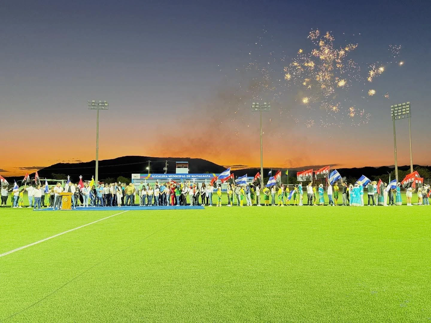 ¡Viva el deporte! Inauguran sistema de iluminación en Estadio de Fútbol en Matagalpa