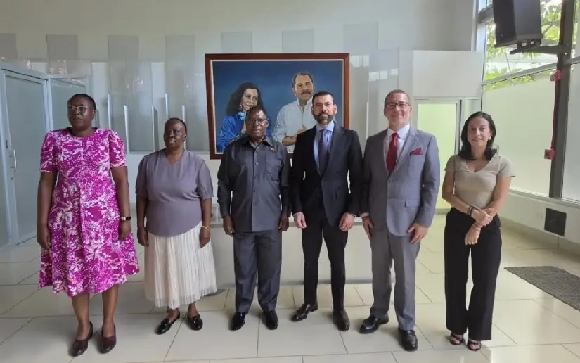Con Embajador de Zimbabue