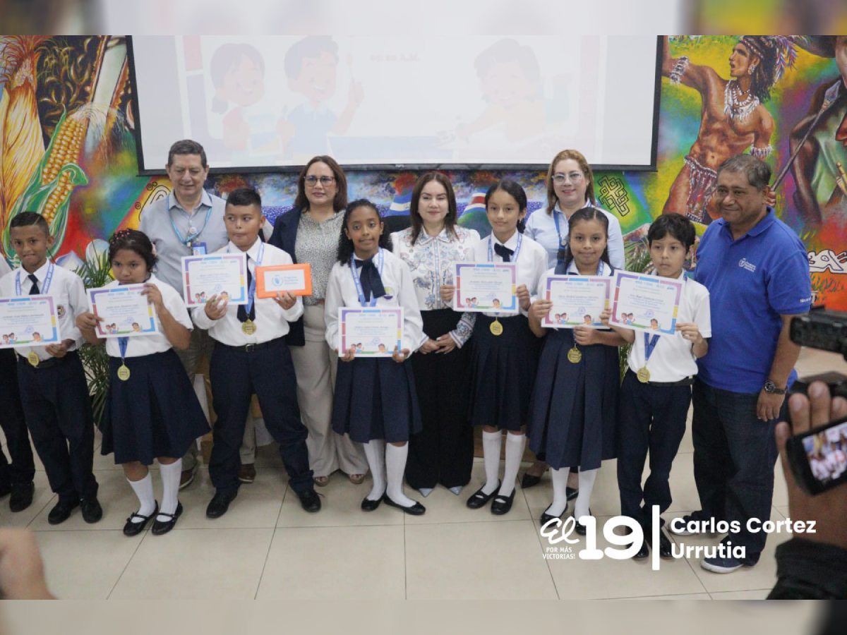 Premian a ganadores del concurso de historietas en alimentación saludable