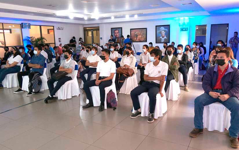 Estudiantes técnicos participan en coloquio sobre aprendizaje del Inglés