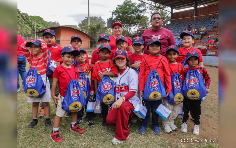 Realizan segunda entrega de uniformes a las Ligas Infantiles de los Indios del Bóer